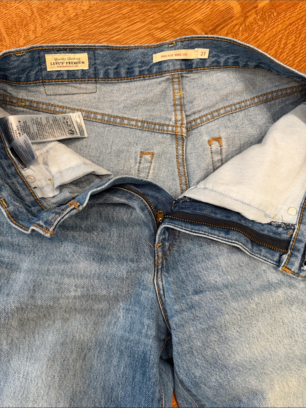Levis Women’s Ribcage Wide-Leg - Picture 2 of 3